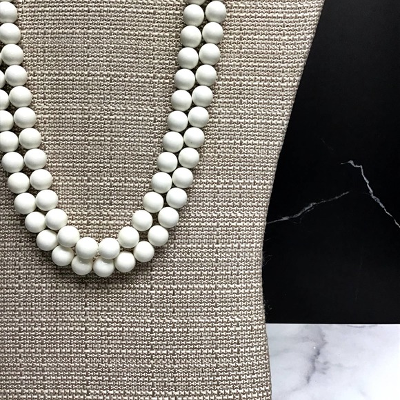 Two-strand white vintage beaded necklace with button clasp 18" - Picture 3 of 3